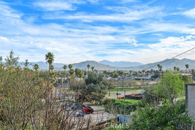 Detail Gallery Image 5 of 41 For 4121 Park View, Riverside,  CA 92501 - 3 Beds | 2/1 Baths