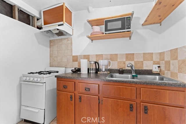 Detail Gallery Image 24 of 37 For 6902 Quakertown Ave, Winnetka,  CA 91306 - 5 Beds | 3 Baths