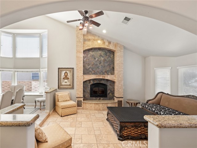 Detail Gallery Image 14 of 53 For 18160 Harbor Dr, Victorville,  CA 92395 - 4 Beds | 3 Baths