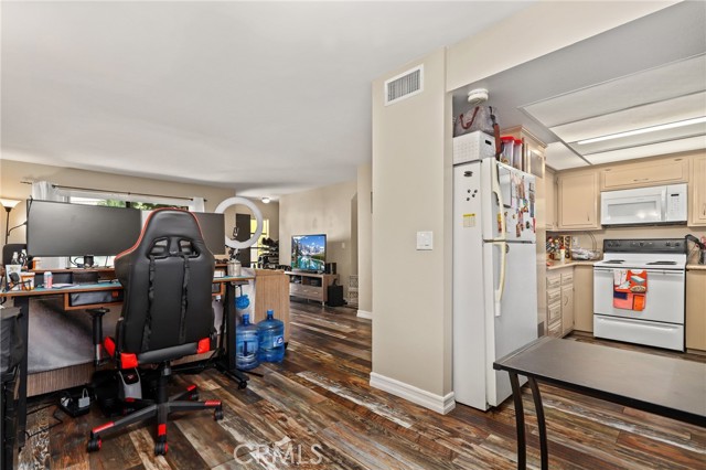 Detail Gallery Image 9 of 32 For 400 S Flower St #121,  Orange,  CA 92868 - 2 Beds | 1/1 Baths