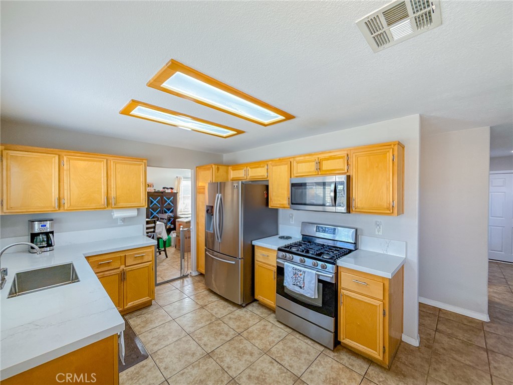 https://media.crmls.org/medias/b25b8bdf-1178-470a-9ea3-e48820a9982a.jpg?preset=X-Large