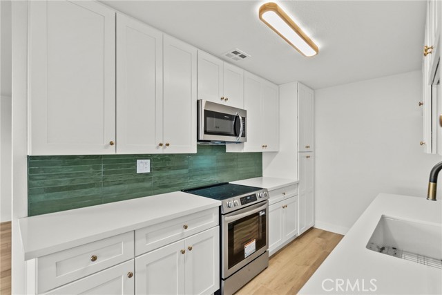 Detail Gallery Image 11 of 30 For 5400 Newcastle, Encino,  CA 91316 - 2 Beds | 2 Baths