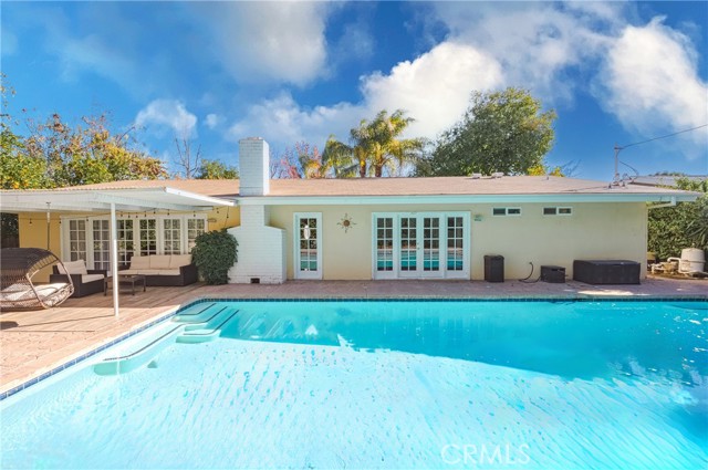6045 Sausalito Avenue, Woodland Hills CA: https://media.crmls.org/medias/b25f89b9-4fcd-417c-a93d-6f95df2adde5.jpg