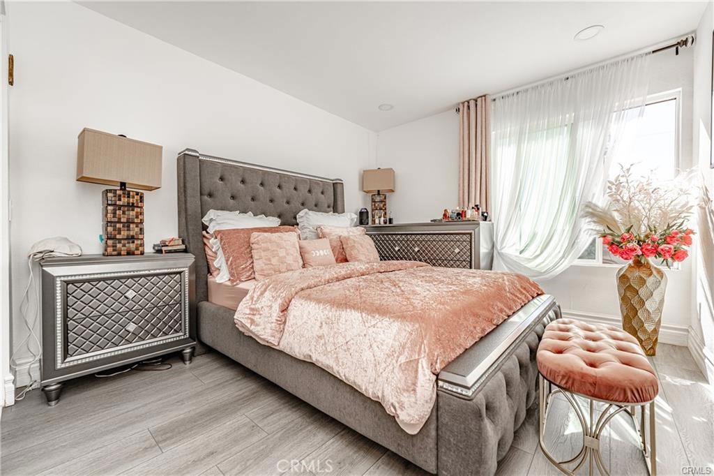 https://media.crmls.org/medias/b263c1df-1eea-420d-ac11-f5e247072929.jpg?preset=X-Large