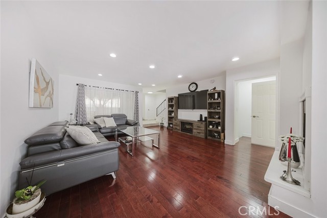 Detail Gallery Image 5 of 39 For 9775 via Roma, Burbank,  CA 91504 - 2 Beds | 3 Baths