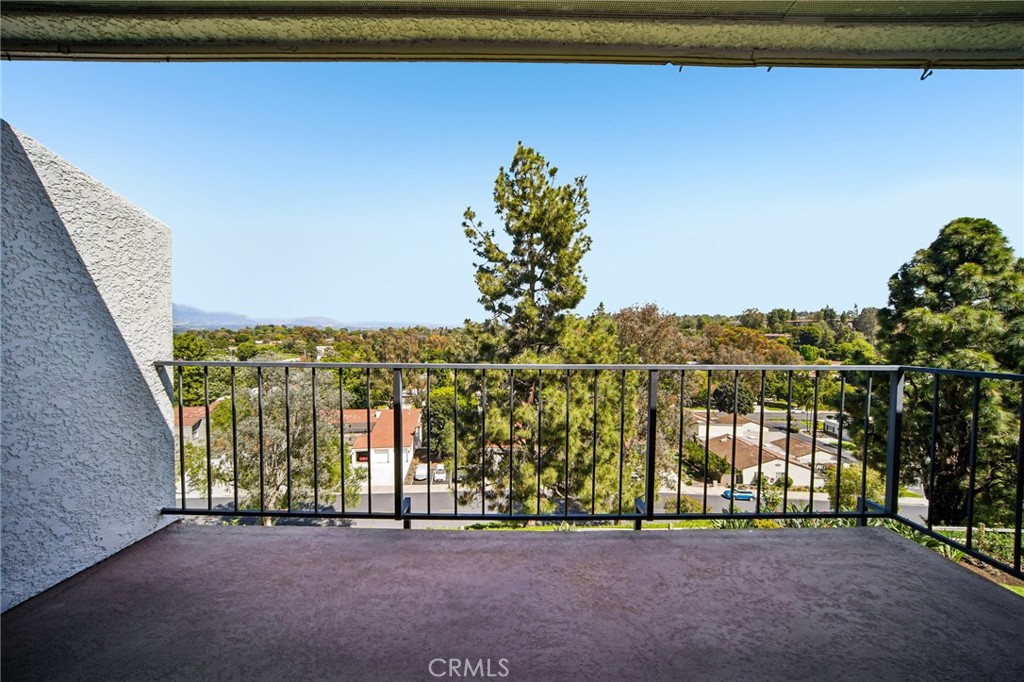 https://media.crmls.org/medias/b264b561-b7ab-41e4-8321-f2d06550127d.jpg?preset=X-Large