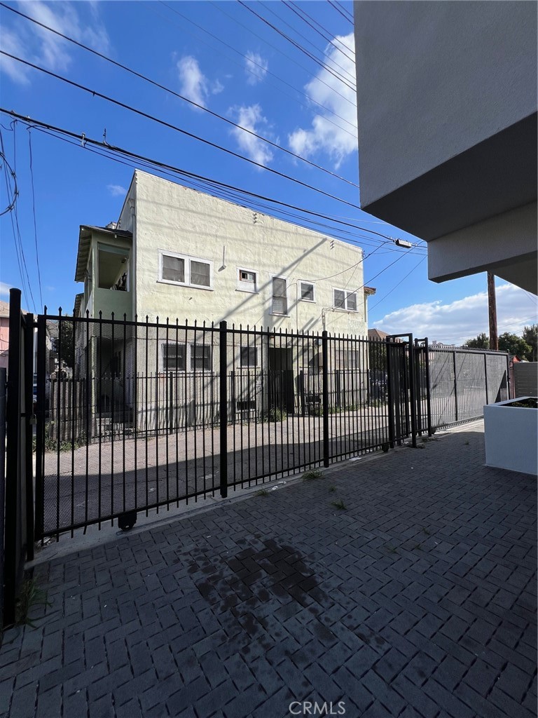 https://media.crmls.org/medias/b264ddbe-3f1f-4486-9571-101b01cdee5d.jpg?preset=X-Large
