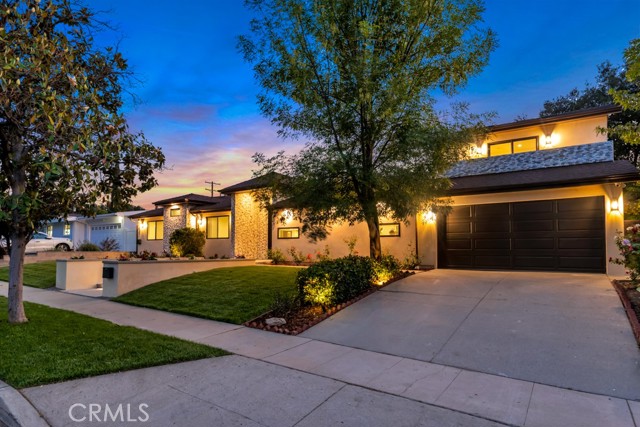 Detail Gallery Image 2 of 46 For 4801 Abbeyville Ave, Woodland Hills,  CA 91364 - 5 Beds | 5/2 Baths