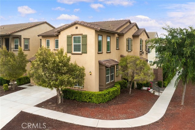7733 Lupin Street, Chino CA: https://media.crmls.org/medias/b2668de1-9ab3-4c5b-83b4-dd11cbdf7895.jpg