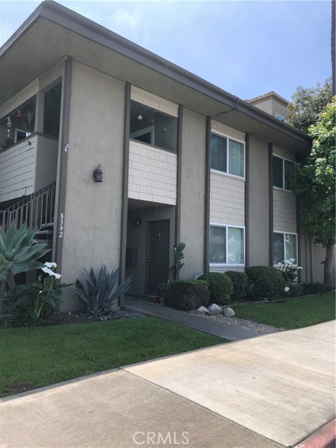 8362 Atlanta Avenue, Huntington Beach CA: https://media.crmls.org/medias/b2671097-4cb0-4e6a-8b49-264b2ae264c4.jpg