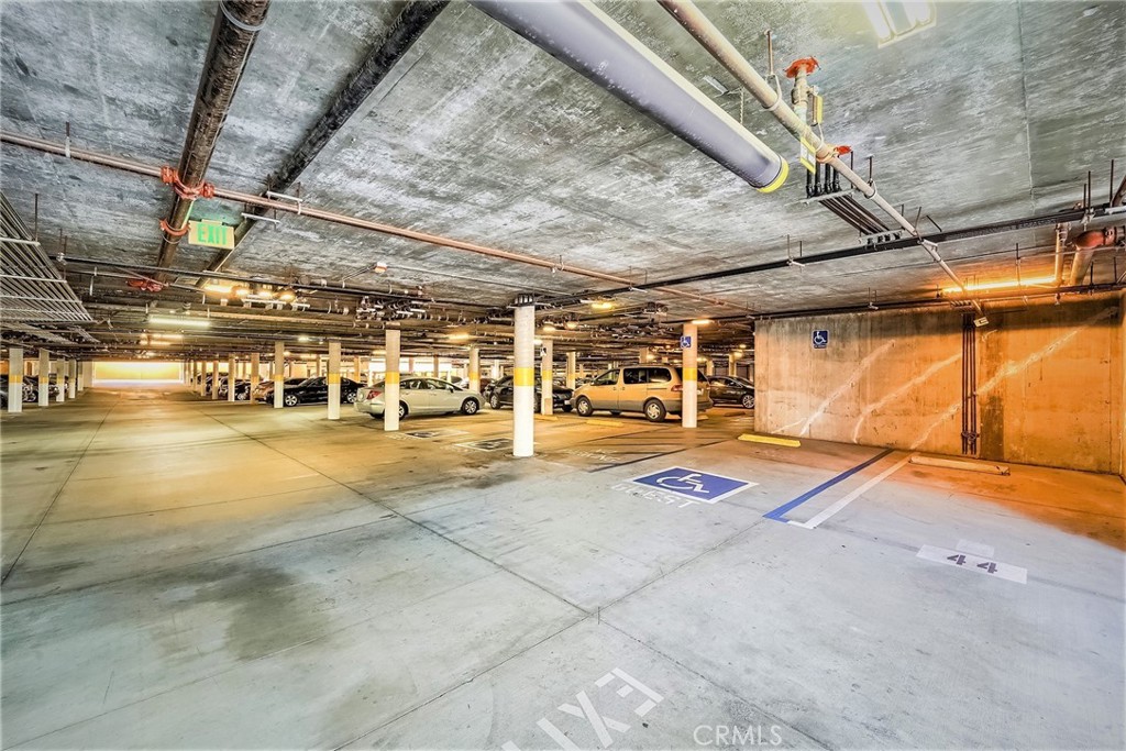 https://media.crmls.org/medias/b267e7e0-00b7-4f7b-bc4c-3b1f9ea22ab4.jpg?preset=X-Large