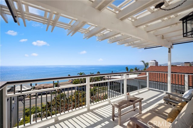 Detail Gallery Image 1 of 28 For 32086 Coast Hwy, Laguna Beach,  CA 92651 - 2 Beds | 2 Baths