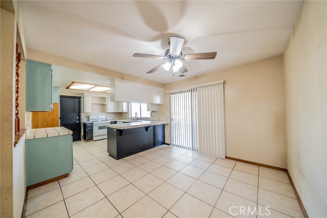 12770 5th Avenue, Victorville CA: https://media.crmls.org/medias/b26ab9b3-7a60-467b-a308-94523b8f2b16.jpg