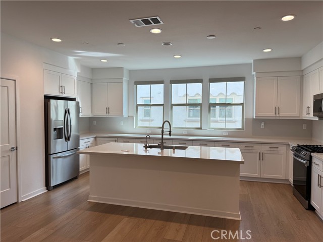 Detail Gallery Image 2 of 12 For 235 Babson Ct, Claremont,  CA 91711 - 4 Beds | 3/1 Baths