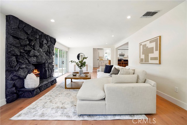 Detail Gallery Image 10 of 51 For 18324 Sylvan St, Tarzana,  CA 91335 - 4 Beds | 2 Baths