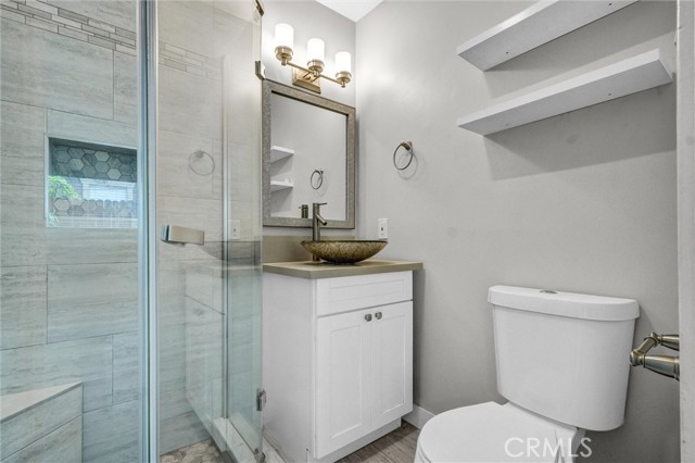 2321 Locust Avenue, Long Beach CA: https://media.crmls.org/medias/b26d110f-9bcc-4745-a8ce-e9865b8141d0.jpg