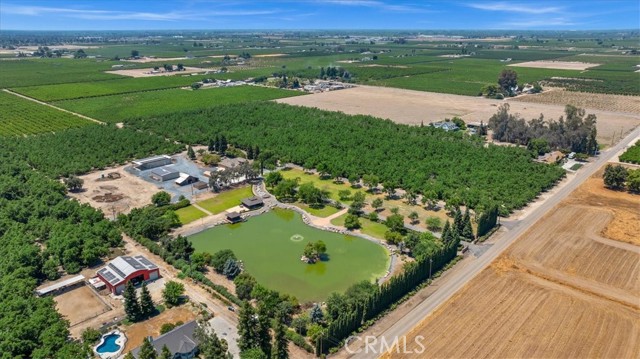 13715 E Nebraska Avenue, Kingsburg CA: https://media.crmls.org/medias/b26f6a57-3d57-46a5-afab-037bc5290d4d.jpg