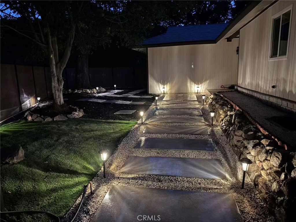 https://media.crmls.org/medias/b2704796-cd53-4e90-b121-9e5161da01f8.jpg?preset=X-Large