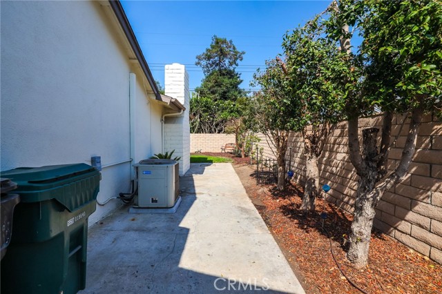 20071 Moontide Circle, Huntington Beach CA: https://media.crmls.org/medias/b2708ce8-19d7-47e9-b3db-10b6c7f8241f.jpg