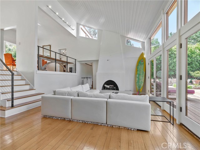 Detail Gallery Image 10 of 56 For 3635 Serra Rd, Malibu,  CA 90265 - 4 Beds | 3 Baths