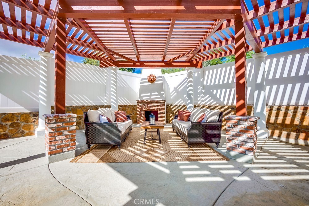 https://media.crmls.org/medias/b271ada0-c3bb-4b8a-adc2-d8b5e014e864.jpg?preset=X-Large