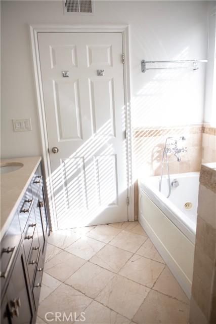 Detail Gallery Image 14 of 38 For 5200 Valley Circle Bld, Woodland Hills,  CA 91367 - 3 Beds | 3 Baths