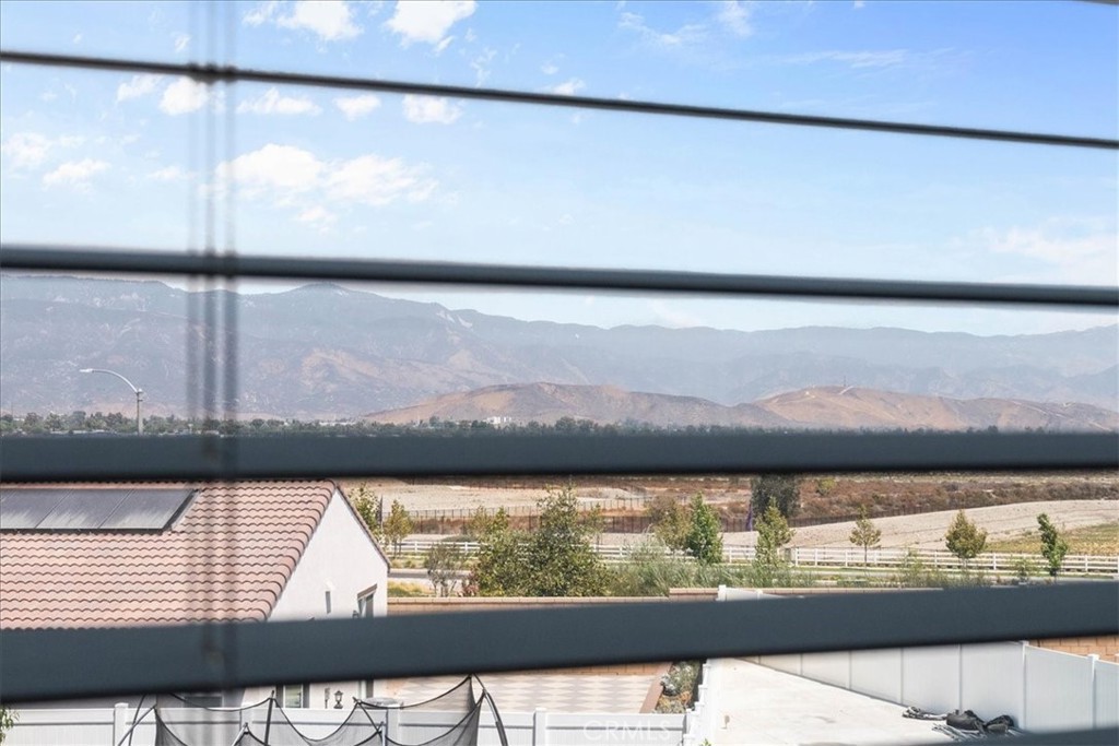 https://media.crmls.org/medias/b273f021-1090-4054-9c7b-4a66190bd5d2.jpg?preset=X-Large