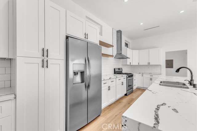 Detail Gallery Image 6 of 26 For 22716 Schoolcraft St, West Hills,  CA 91307 - 2 Beds | 2 Baths