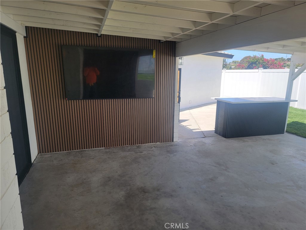 https://media.crmls.org/medias/b2781459-0a12-4afa-8304-448fd4d1267d.jpg?preset=X-Large