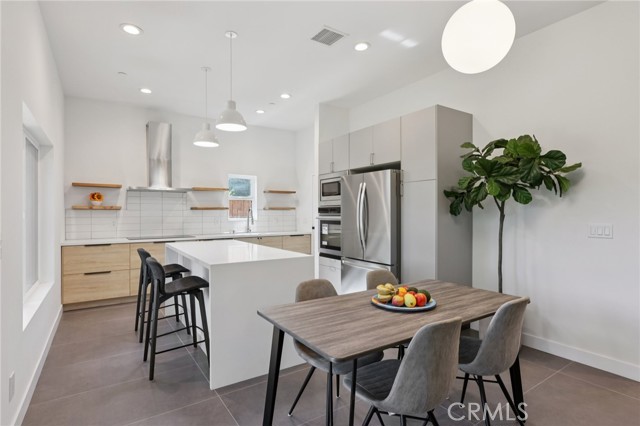 6950 Beckett Street, Tujunga CA: https://media.crmls.org/medias/b27914c3-5f4e-4e9f-8a2d-ac098a377707.jpg