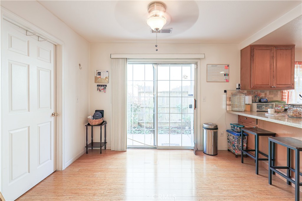 https://media.crmls.org/medias/b279e9ca-88b4-45cc-ab90-8681132f2aa6.jpg?preset=X-Large