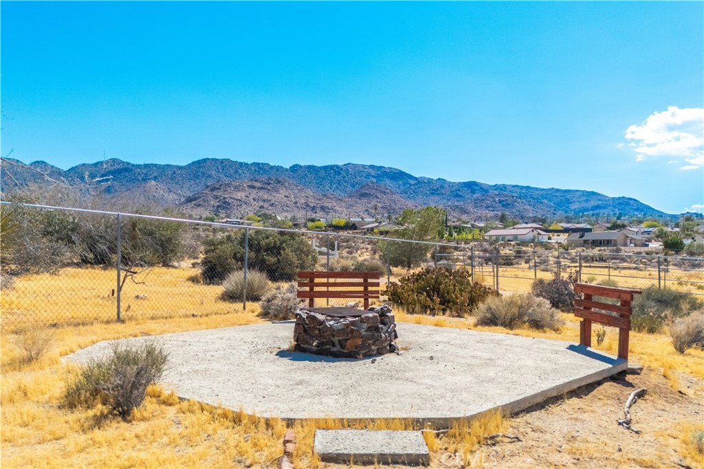 https://media.crmls.org/medias/b27abd0d-1ceb-4e40-a059-4748c1ae5a8c.jpg?preset=X-Large