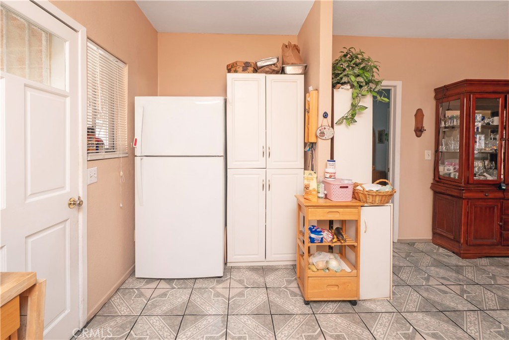 https://media.crmls.org/medias/b2810229-b404-4471-896e-e7713ceeeac8.jpg?preset=X-Large