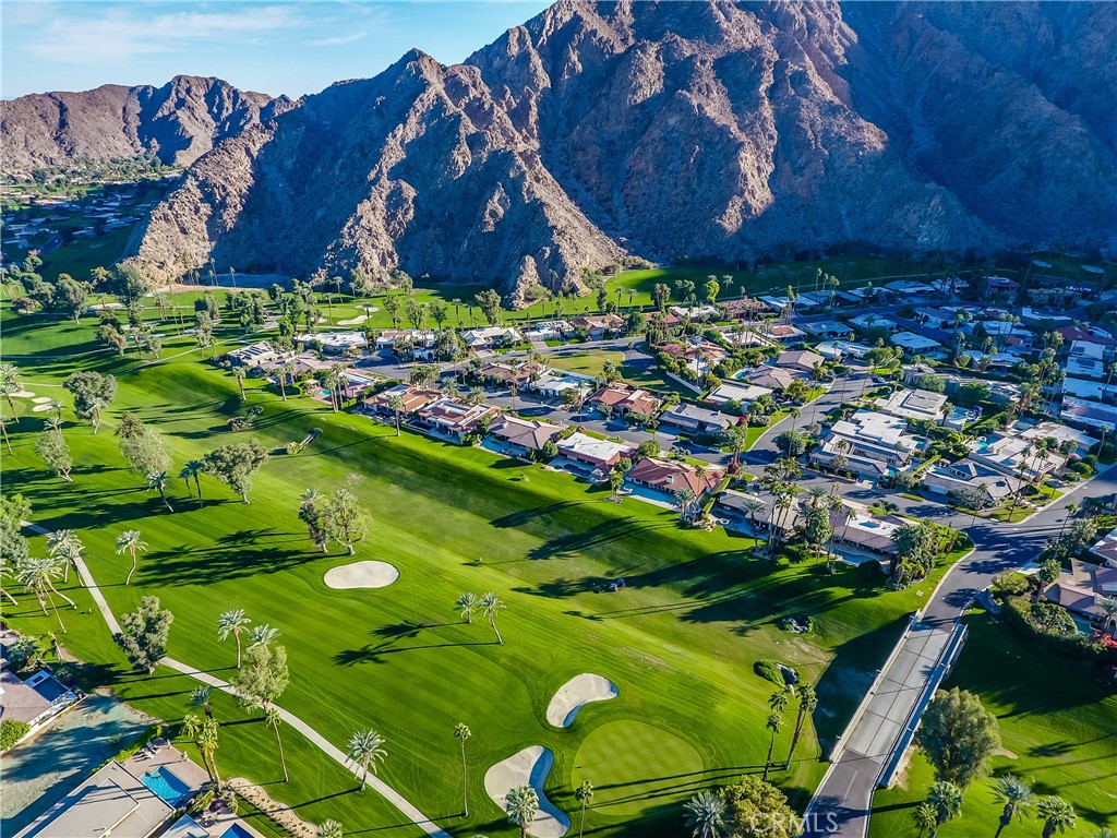 https://media.crmls.org/medias/b28150de-54a5-4ebd-b539-1574391d5aa0.jpg?preset=X-Large