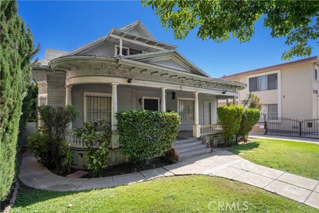 5526 Lexington, Los Angeles CA: https://media.crmls.org/medias/b2816b8a-c4a9-4c80-82d9-10d40159d96d.jpg
