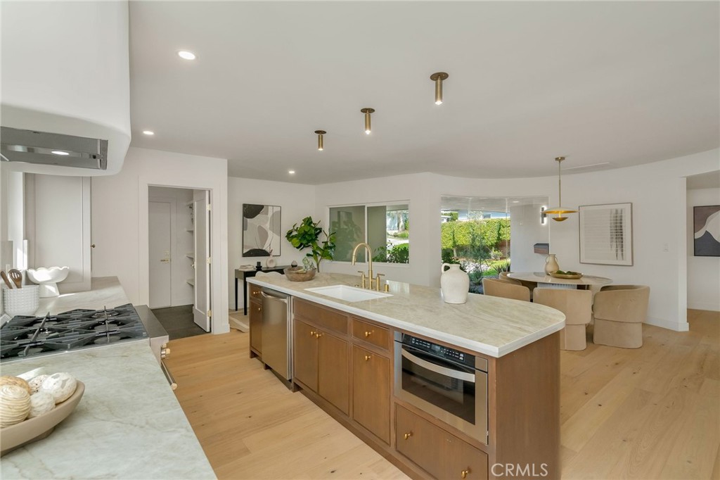 https://media.crmls.org/medias/b282e393-e2e6-48a2-b49c-c8e6428f0d3e.jpg?preset=X-Large