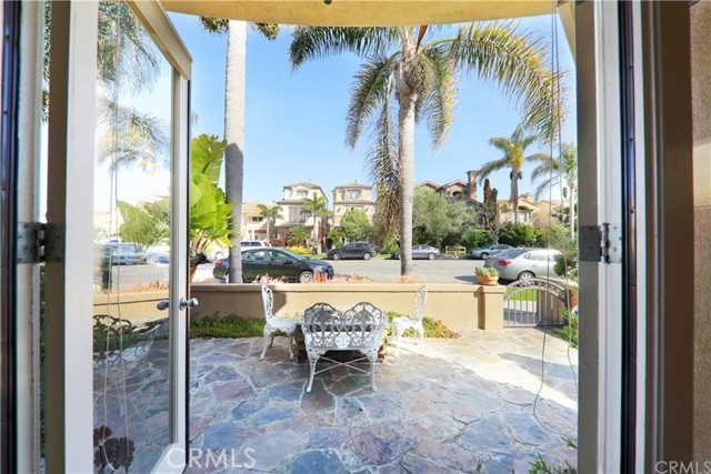 421 11th Street, Huntington Beach CA: https://media.crmls.org/medias/b2840b8e-3eda-4642-b384-b49a3c2b3353.jpg
