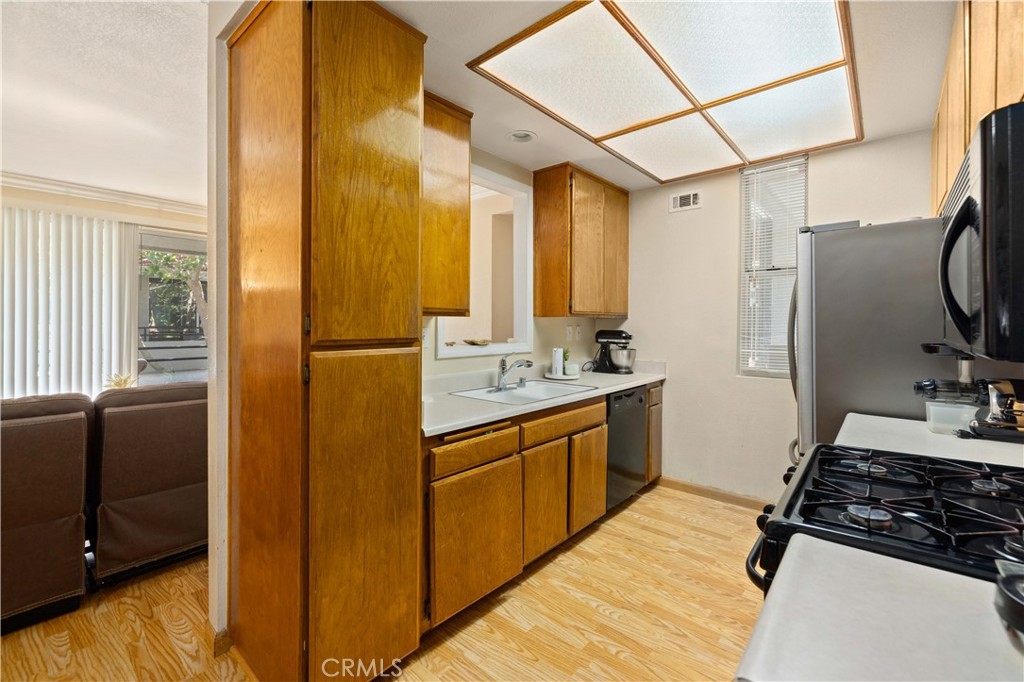 https://media.crmls.org/medias/b285534d-d96a-455e-8e9d-bdd54bd4c0f6.jpg?preset=X-Large