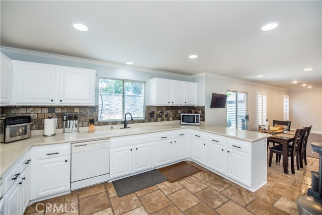 3498 Birchleaf Drive, Corona CA: https://media.crmls.org/medias/b288e1a9-60ed-4d49-a636-5c8d2a321c20.jpg