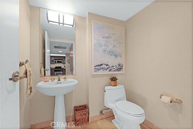 13700 Marina Pointe Drive, Marina del Rey CA: https://media.crmls.org/medias/b28ba566-29a8-426d-bc66-e545e286856b.jpg