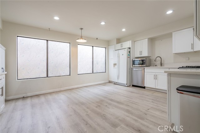 Detail Gallery Image 9 of 40 For 22038 Vanowen St #113,  Woodland Hills,  CA 91303 - 2 Beds | 3 Baths