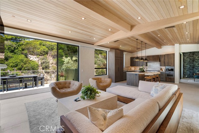 702 Diamond, Laguna Beach CA: https://media.crmls.org/medias/b28cd886-5fba-4bed-bacd-300ec167d536.jpg