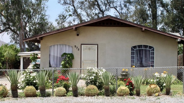 975 E CITRUS Street, Riverside CA: https://media.crmls.org/medias/b28d39fd-a3c7-418d-9f2c-479d452e1ce7.jpg