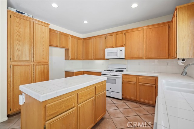 28445 Silverking Trail, Saugus CA: https://media.crmls.org/medias/b28e1bc8-6f36-4f42-8b17-6d5532106937.jpg