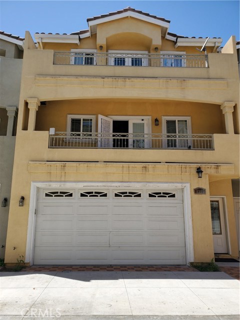 8309 Golden Circle Garden Grove, California Spacious 3 bedroom 3 bath with bedroom and bathroom for each level. Granite counter top throughout with three balconies and a patio. All the floor is
laminated/tiled.