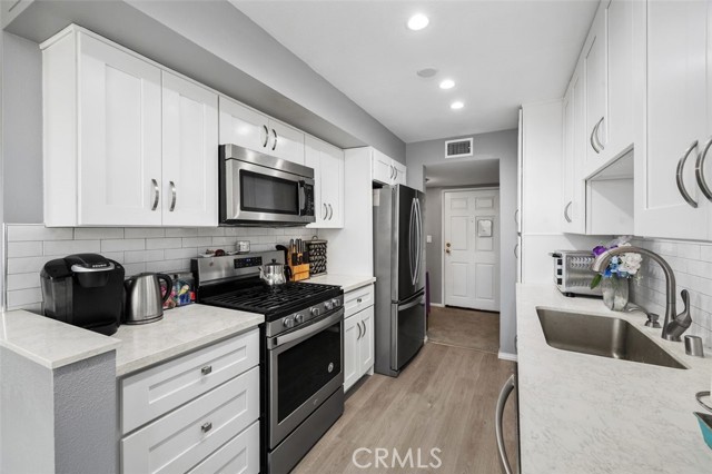 Detail Gallery Image 10 of 35 For 4501 Cedros #239,  Sherman Oaks,  CA 91403 - 2 Beds | 2 Baths