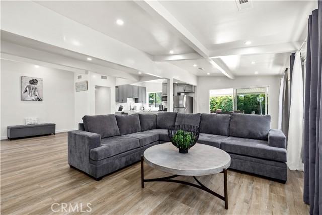 Detail Gallery Image 9 of 22 For 6535 Mary Ellen Ave, Valley Glen,  CA 91401 - 3 Beds | 2/1 Baths