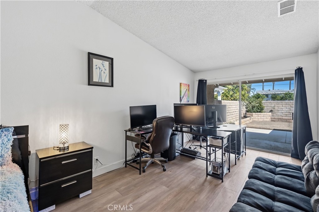 https://media.crmls.org/medias/b294cf1b-bd63-4fde-aba7-9f6a22de4697.jpg?preset=X-Large
