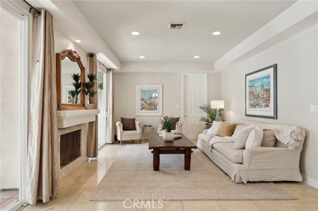5347 Hinton Avenue, Woodland Hills CA: https://media.crmls.org/medias/b298d8d2-4f9b-4706-a264-f4b88d772f52.jpg