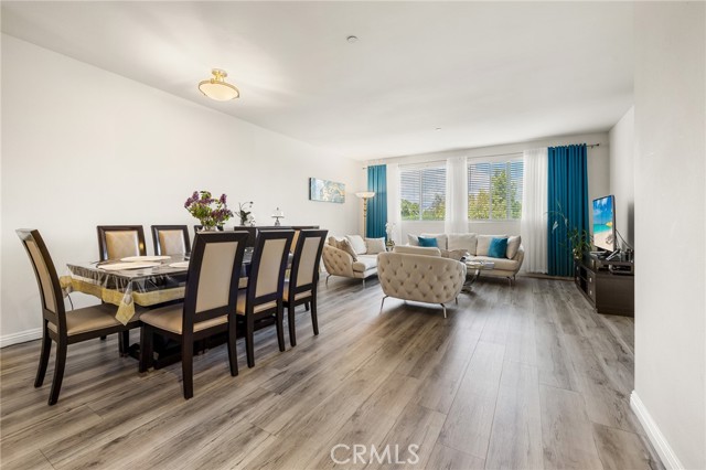 Detail Gallery Image 5 of 31 For 13951 Sherman Way #301,  Van Nuys,  CA 91405 - 2 Beds | 2 Baths
